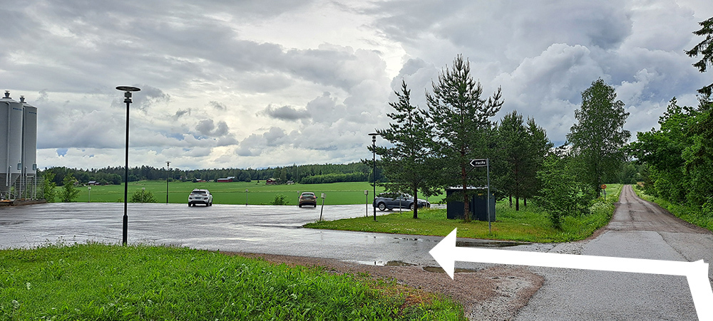 Kuvassa nuolin ohjattu käänne parkkipaikalle, joka sijaitsee Nummisten koulun takana.