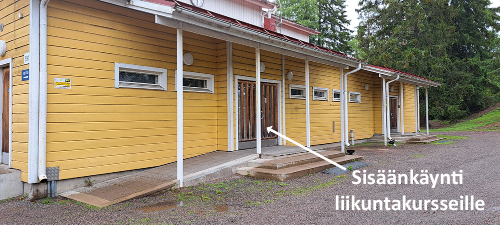 Liikuntakurssien sisäänkäynti, ulko-ovelle on luiska, mutta ovet ovat raskaat avata.