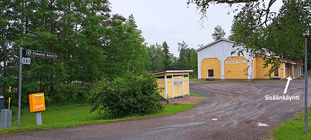 Kuvassa Ohkolan koulu ja nuolella ohjataan sisäänkäynnille.
