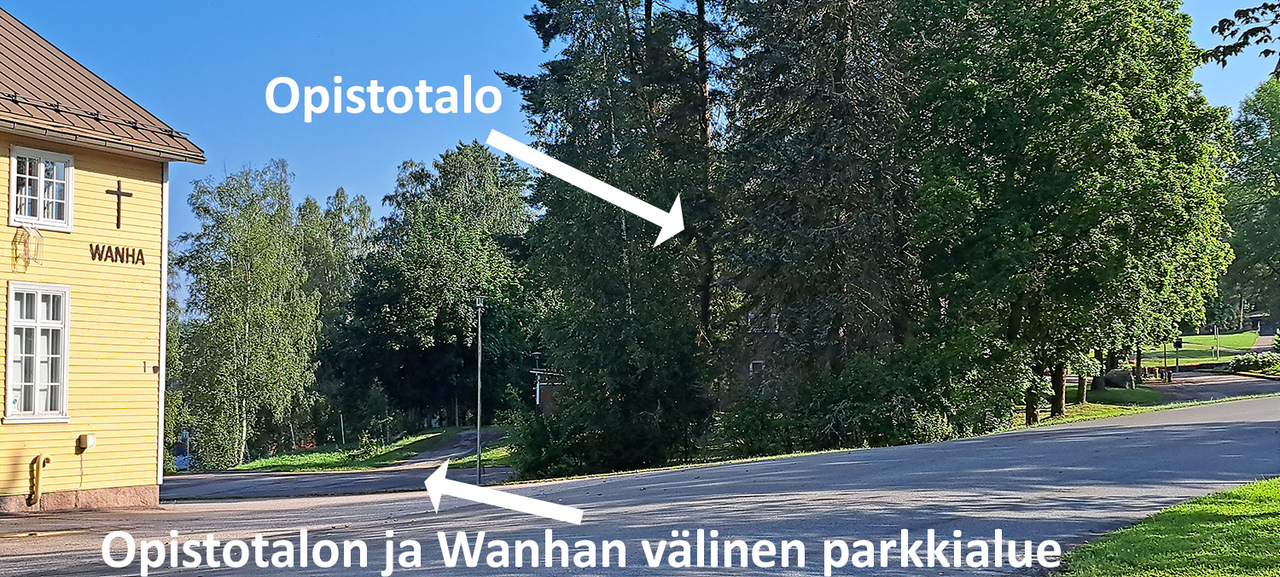 Kuvassa näkyy Mäntsälän seurakunnan Wanha-nimisen rakennuksen ja Opistotalon välinen parkkialue.