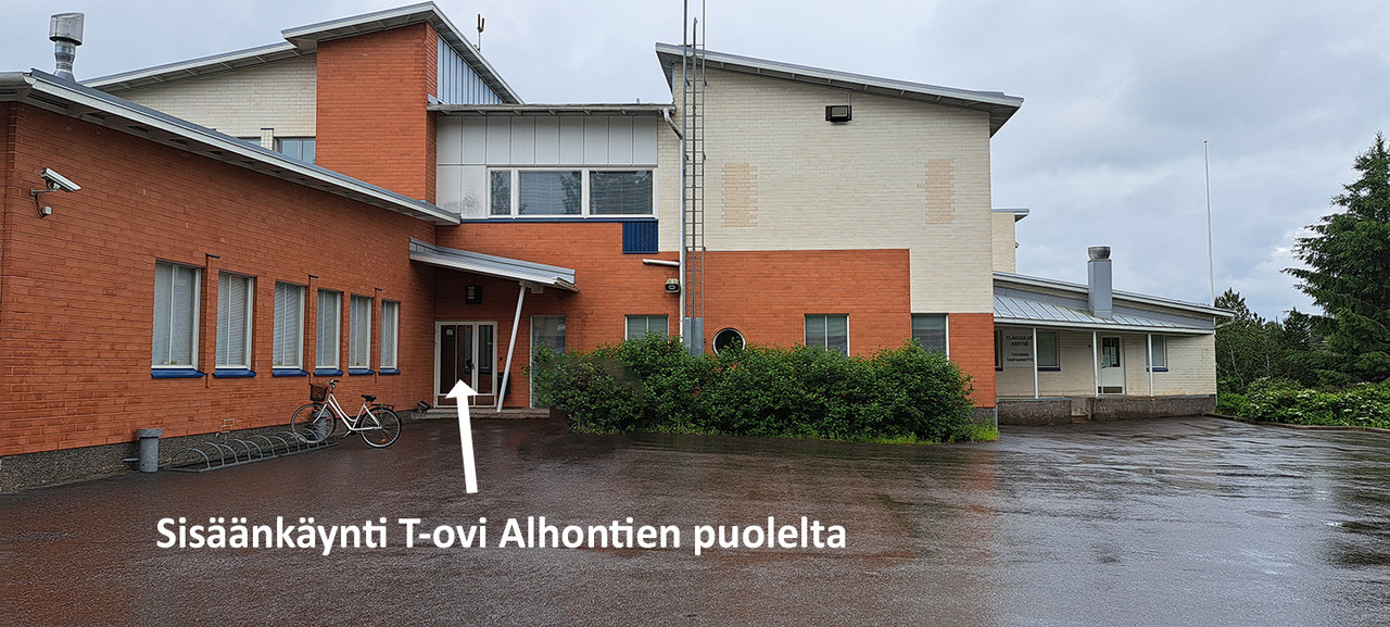 Kuvassa ohjeistetaan kuorolaulukurssien sisäänkäynti on Alhontien parkkipaikan puoleisesta T-ovesta, ovella on porras, ei luiskaa.
