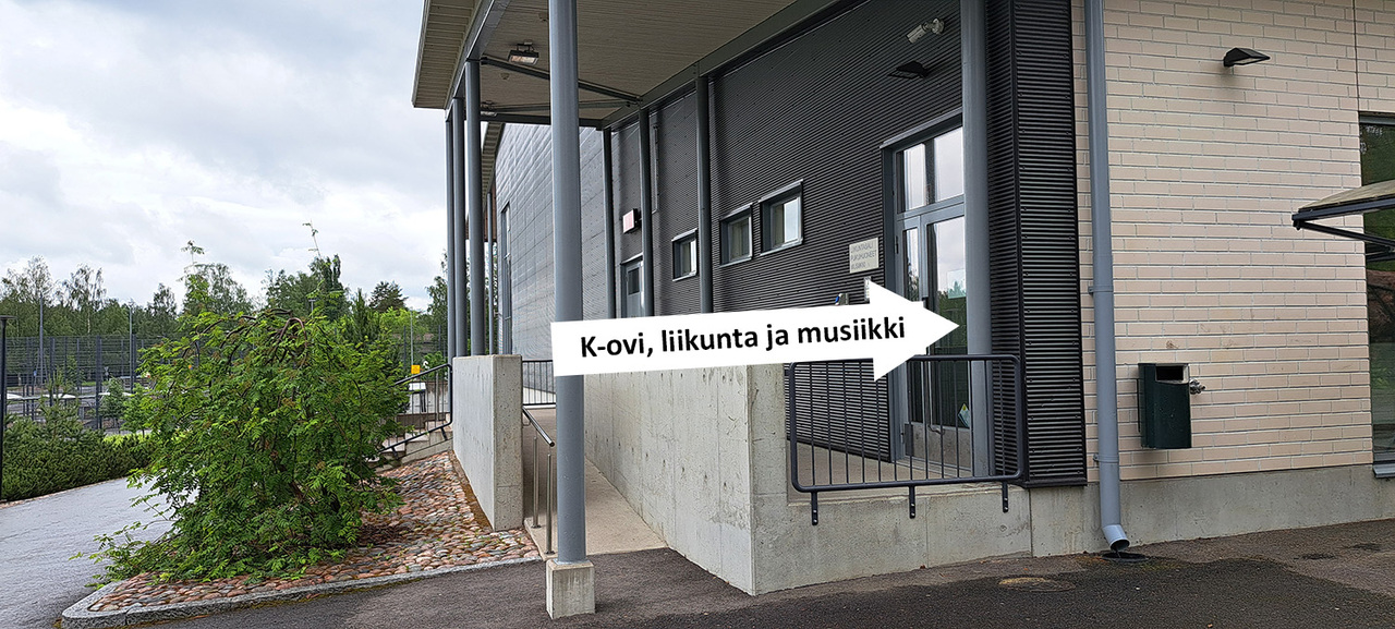 Kuvassa Riihenmäen koulun K-oven sisäänkäynti.