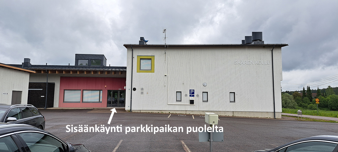 Kuva Saaren koulun sisäänkäynnistä.