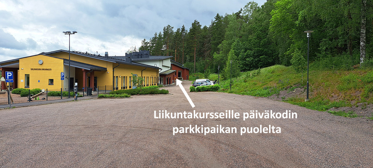 Kuvassa on nuolella osoitettu kulku päiväkodin puoleiselta parkkipaikalta liikuntakursseillemme.