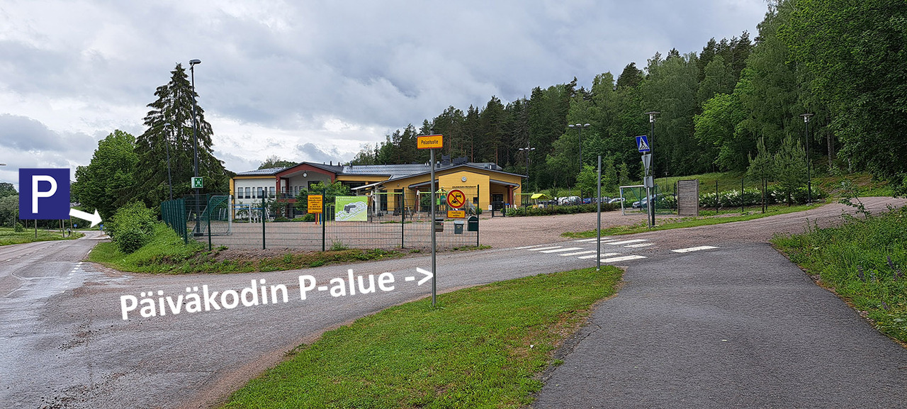 Kuvassa nuolin ohjattu parkkipaikkojen sijainnit.