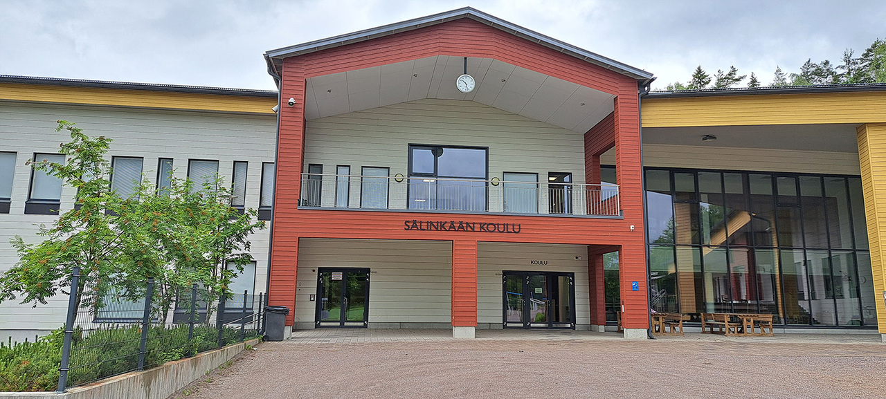 Kuvassa Sälinkään koulu pihalta kuvattuna.
