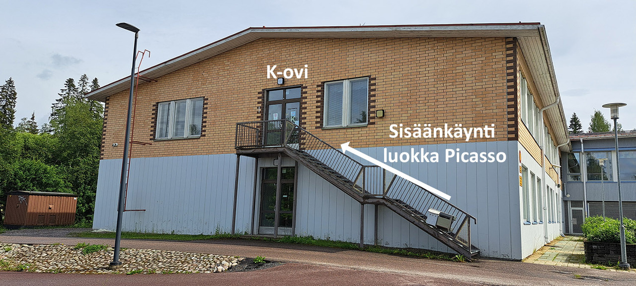 Kuvataidekurssiemme sisäänkäynti on ovesta K. Sisäänkäynnillä on portaat, opetustilana luokka Picasso.