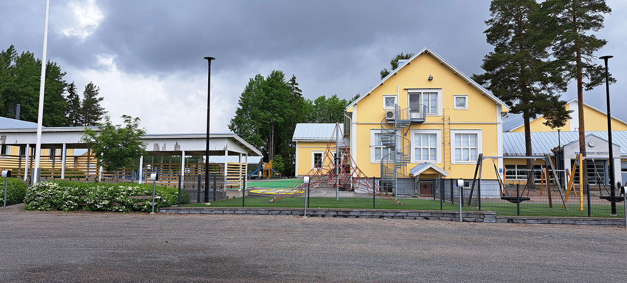 Kuvassa on Parkkojan koulu.