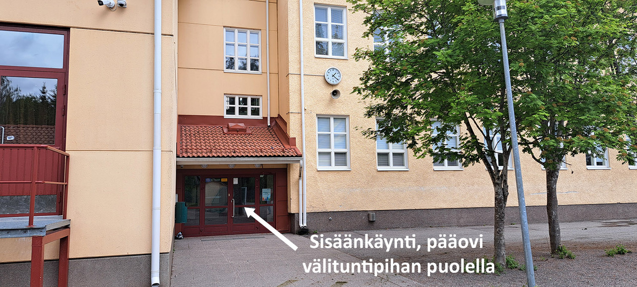 Kuvassa kansallispukukurssin sisäänkäynti Kirkonkylän koulun pääovesta välituntipihan puolelta.