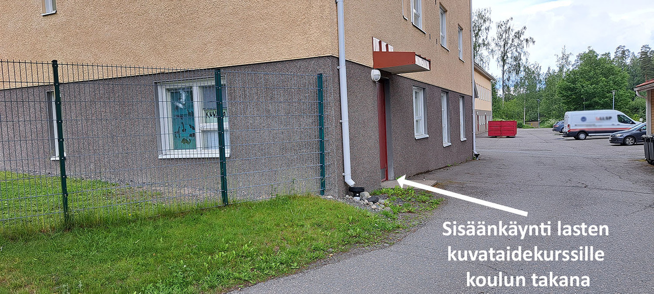 Kuvataidekurssiemme sisäänkäynti, opetustilana Ateljee. Sisäänkäynti koulun takapihan kautta Veteraanitien puoleisessa kulmassa olevasta ovesta.