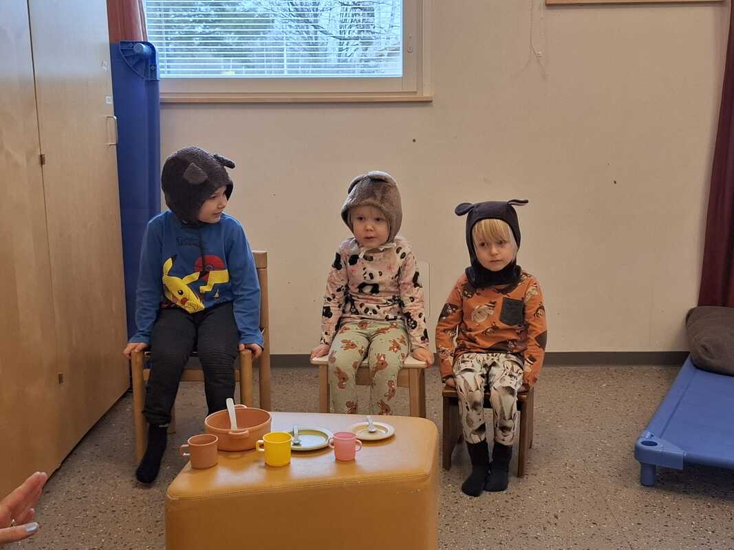 Esitimme näytelmänä Tarinaa Kultakutrista ja kolmesta karhusta