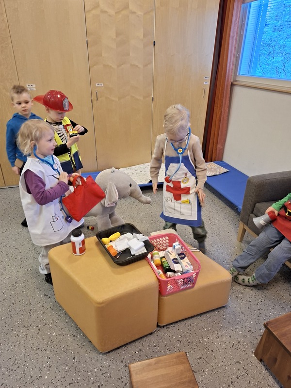 Maanantain palomiesleikissä hätätilanteissa soitettiin yleiseen hätänumeroon 112 ja tehtiin yhteistyötä ensihoidon sekä poliisin kanssa. Kuvassa eläintarhasta karannut norsu sai ensiapua.