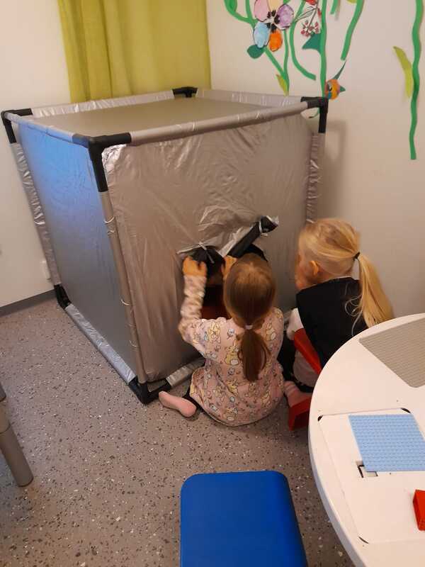 Kiertävänä leluna saimme Kuusiin teltan. Pian näemme, mitä ihania leikkejä keksimmekään siellä leikkiä