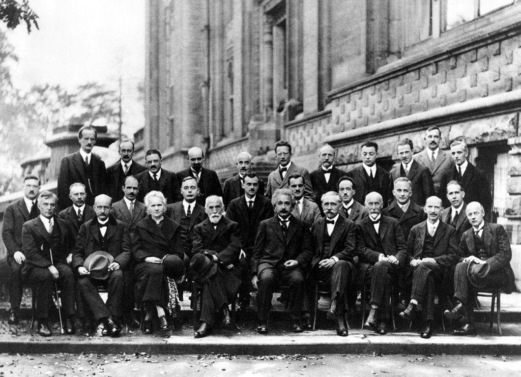 Aikansa johtavat fyysikot Solvay-konferenssissa 1927 Brysselissä Aikansa johtavat fyysikot Solvay-konferenssissa 1927 Brysselissä