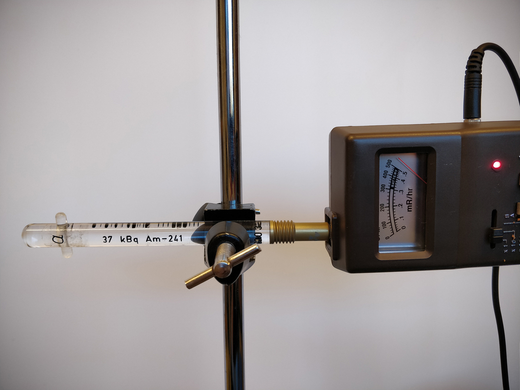 Amerikium-241 -isotoopin lähettämää säteilyä mitattiin säteilymittarilla.