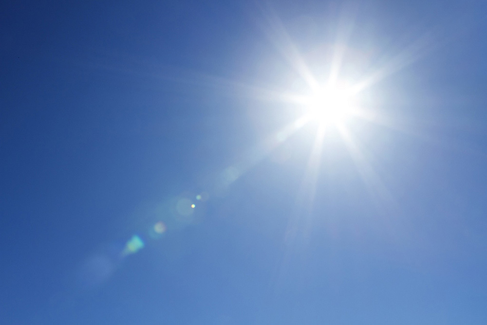 Auringon säteilyteho on niin valtava, että sen intensiteetti riittää lämmittämään tuntuvasti vielä Maan etäisyydellä