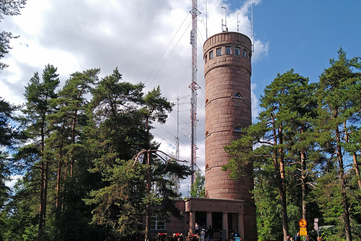 Pyynikin näkötorni Tampereella kuvattuna kauniina kesäpäivänä 12.7.2019. 26 metriä korkea torni valmistui paikallisesta punagraniitista 1929.