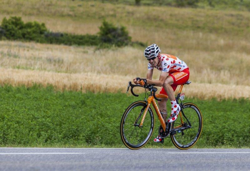 Mäkikilpailun johtajan pallopaitaa pitävä Mikel Iturralde (Euskatel-Euskadi -talli) polkemassa Tour de Francen osiolla Embrunista Chorgesiin 17.7.2013.