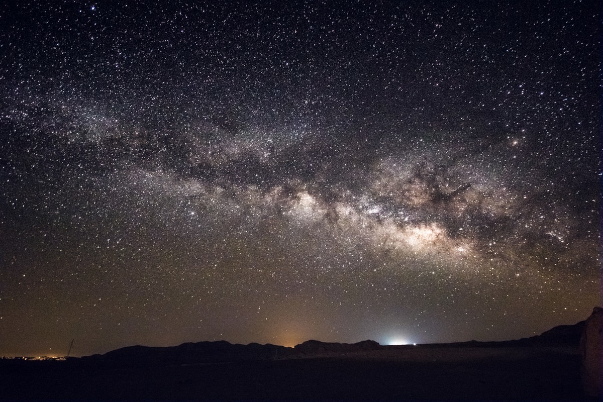Kirkkaassa ja pimeässä yössä oma galaksimme näkyy tähtien tihentymänä. Me kutsumme sitä Linnunradaksi ja englannin kielessä sen nimi on Milky Way.