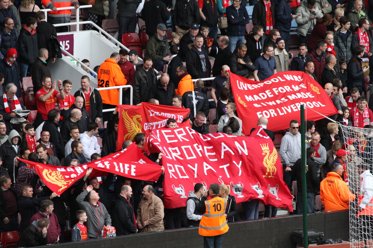 Liverpoolin jalkapallojoukkueen kannattajia.