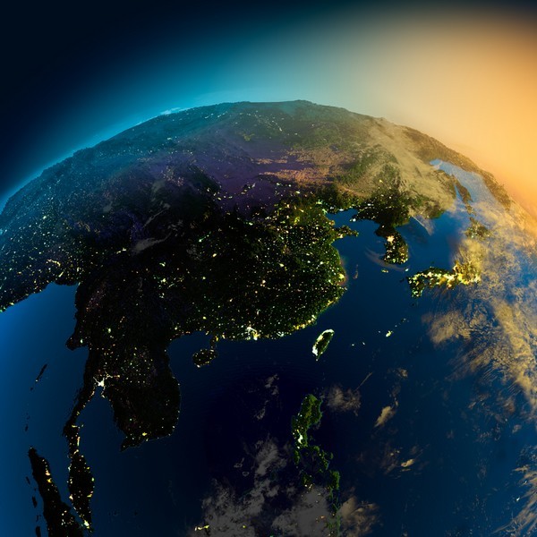 Aasia. Itä-Aasian asutuskeskittymään kuuluvat Itä-Kiina, Japani, Taiwan ja Korean niemimaa. Se oli perinteisesti viljavaa maatalousaluetta, jossa väentiheys oli suuri. Viime vuosikymmeninä se on muuttunut maailman merkittävimmäksi teollisuuden keskittymäksi ja nopeimmin kasvavan talouden alueeksi. Sinne on rakennettu kymmeniä metropoleja. Etelä-Aasian asutuskeskittymään kuuluvat Intia ja sitä lähellä olevat alueet.