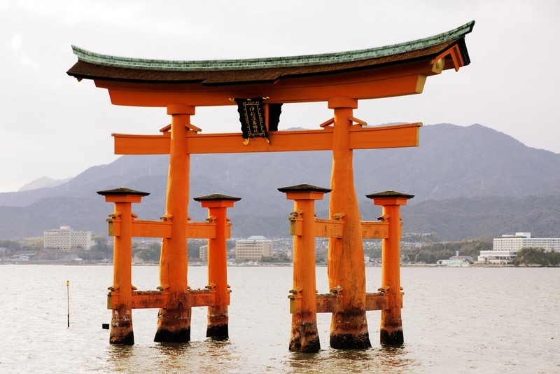 Torii on oveton portti, joka erottaa pyhän paikan muusta ympäristöstä.