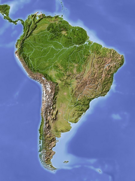 Etelä-Amerikan länsirannikolla on korkea vuoristo, Andit. Brasialiassa on suuri sademetsän alue. Siellä virtaa suuri joki, Amazon. Brasiliassa on melko laaja ylänköalue (ruskea väri). Sen eteläpuolella on Argentiinan suuri aro, pampa. Päiväntasaajan tuntumassa, Amazon-joen seuduilla, on trooppisen kuuma ilmasto. Siitä etelään siirryttäessä tai ylöspäin vuorille noustessa ilmasto viilenee ja kasvillisuus muuttuu niukemmaksi. Etelä-Amerikan eteläkärjessä tuntuu jo Etelämantereen viileys.