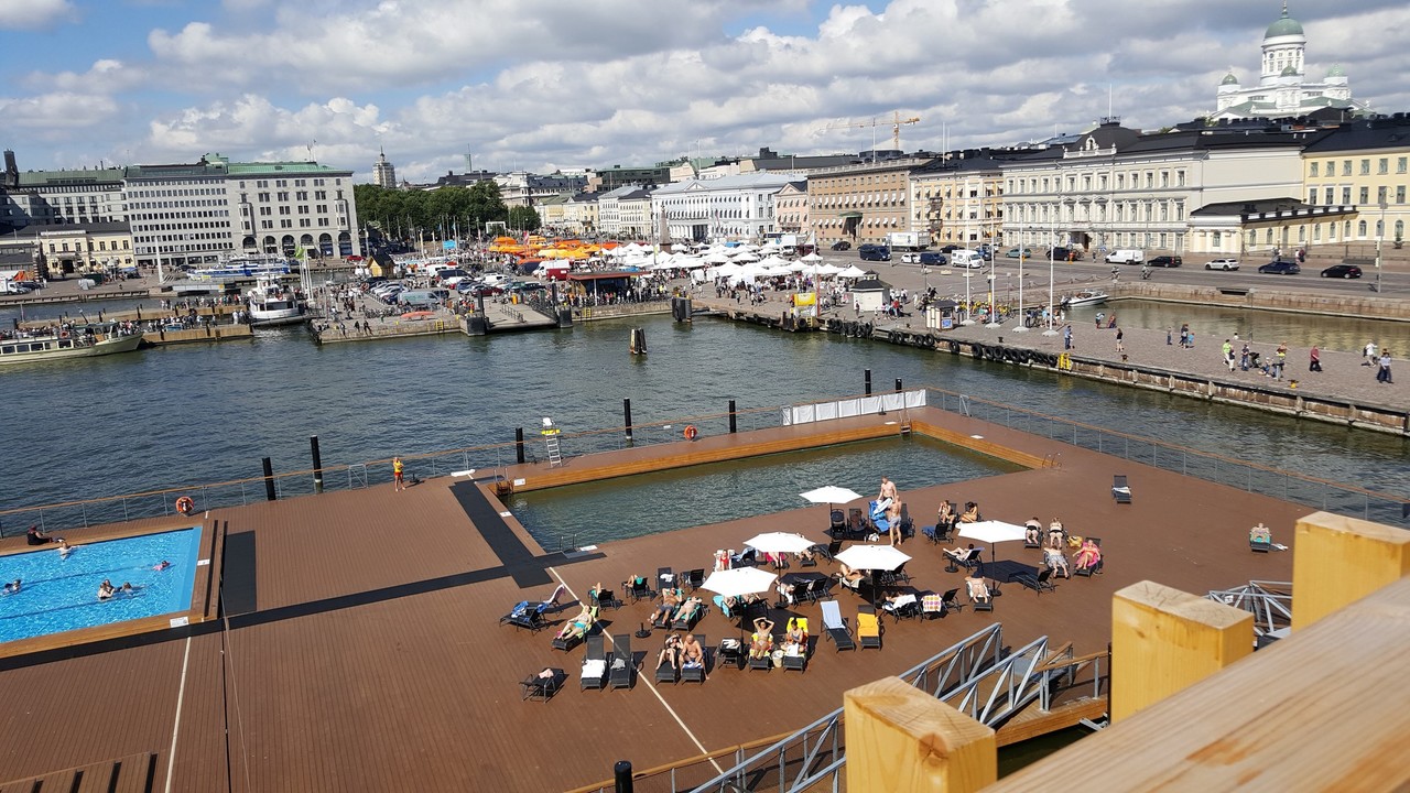 Helsingin kesäistä keskustaa.