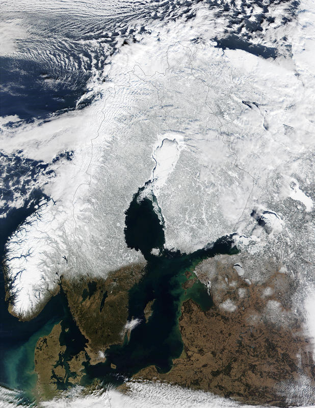 Satelliittikartta Pohjois-Euroopan lumi- ja jäätilanteesta. Erityisesti kuvan ylä- ja alaosassa on havaittavissa myös valkeita pilviä.