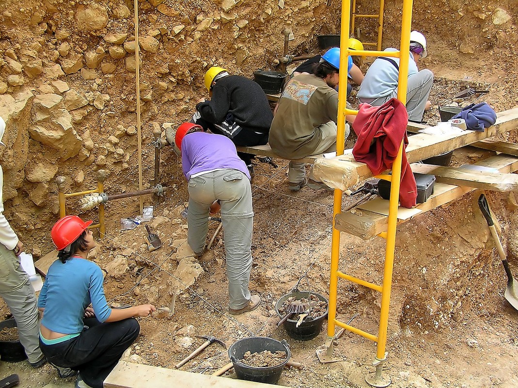 Neandertalinihmisen fossiilien ja asumuksien jäänteiden etsimistä Espanjassa.