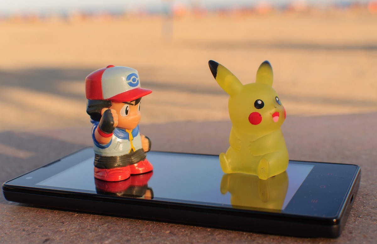 Pokemon Go -peli käyttää paikkatietoa hyväkseen ja yhdistää sen avulla todelliset paikat virtuaaliseen maailmaan.