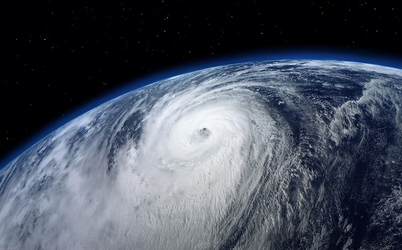 Hurrikaani satelliittikuvassa. Hurrikaanin leveys voi olla jopa tuhat kilometriä.