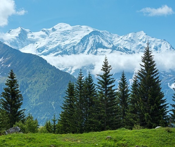 Mont Blanc on saanut nimensä lumihunnustaan.