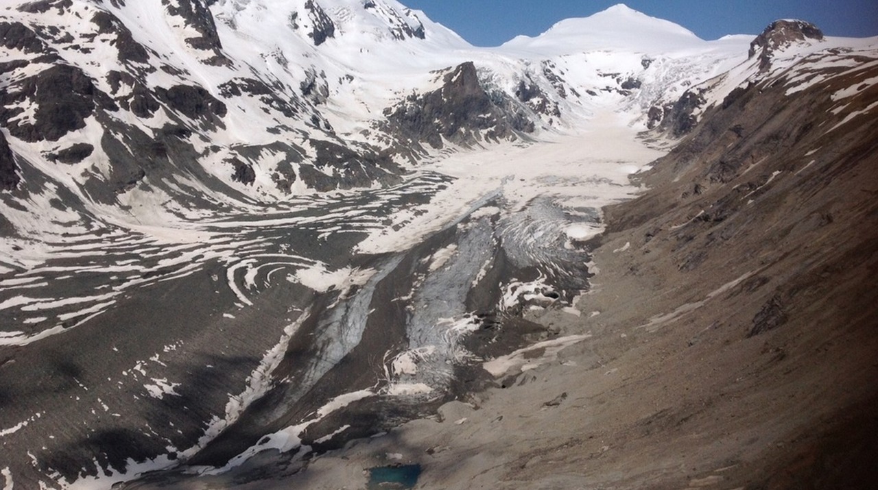 Jäätikkö Itävallassa. Grossglockner. Jäätikkö on pienentynyt 20 vuodessa huomattavasti.