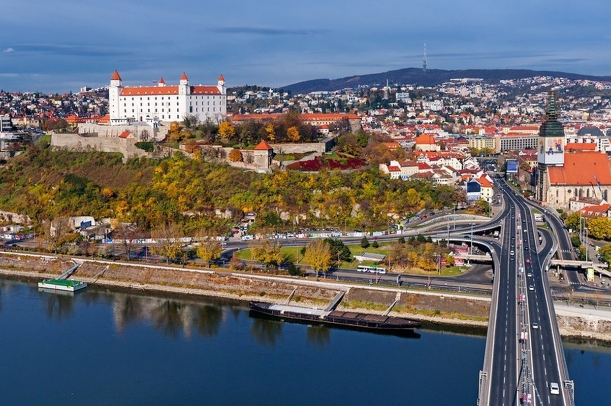 Slovakian pääkaupunki Bratislava on Tonavan varrella.