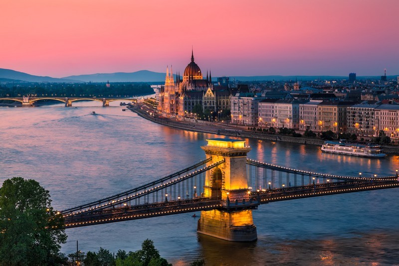 _ge8_unkari_budapest_shutterstock_113183983_p.jpg