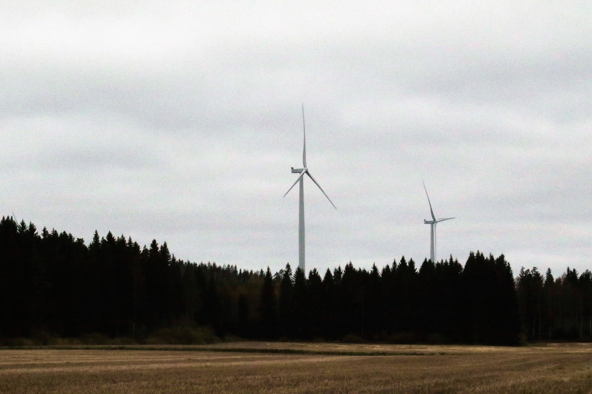 Tuulivoimaloita Jokioisilla. Voimaloiden napakorkeus on 150 metriä, joten myllyt näkyvät kauas.