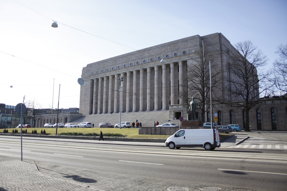 Helsinki on Suomen valtakunnan ja Etelä-Suomen keskus. Eduskuntatalo.