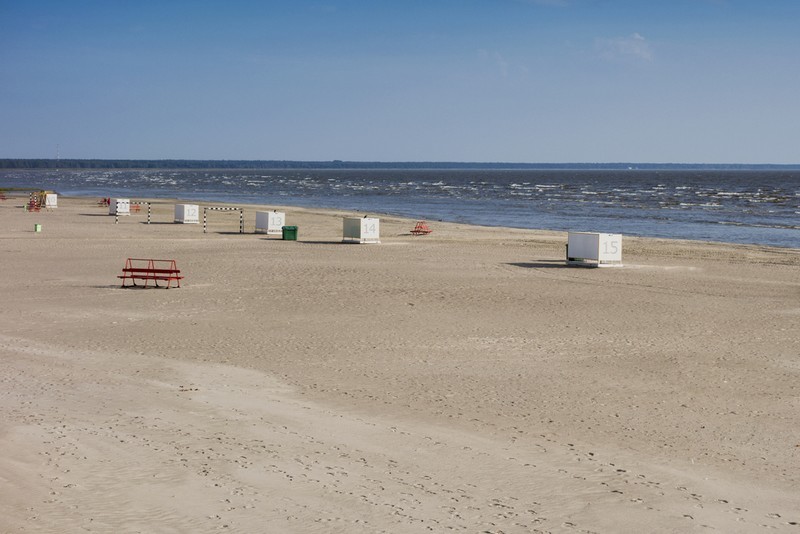 Viron Pärnu on kuuluisa hiekkarannoistaan. Samoin Latvian Jurmalan pitkät hiekkarannat houkuttelevat turisteja kesäisin.