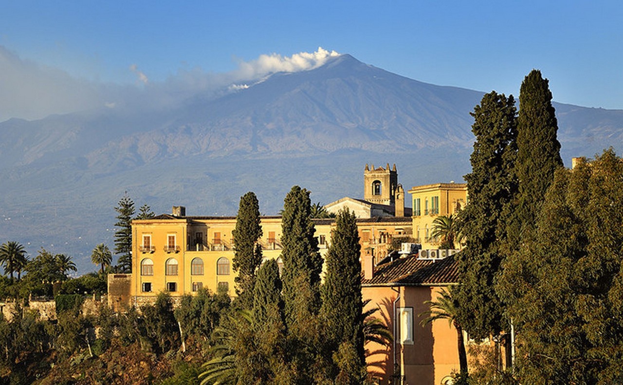 Etelä-Italia on Pohjois-Italiaa köyhempää seutua, mutta kauniit maisemat houkuttelevat turisteja. Sisilia, Etna-tulivuori.