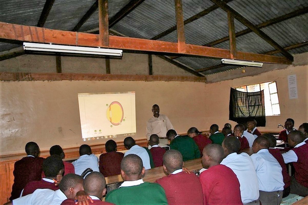 Kenia: lukiolaisia oppitunnilla