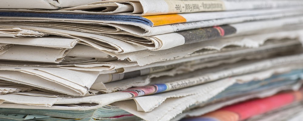 Magazines and newspapers belong to the paper recycling bin.