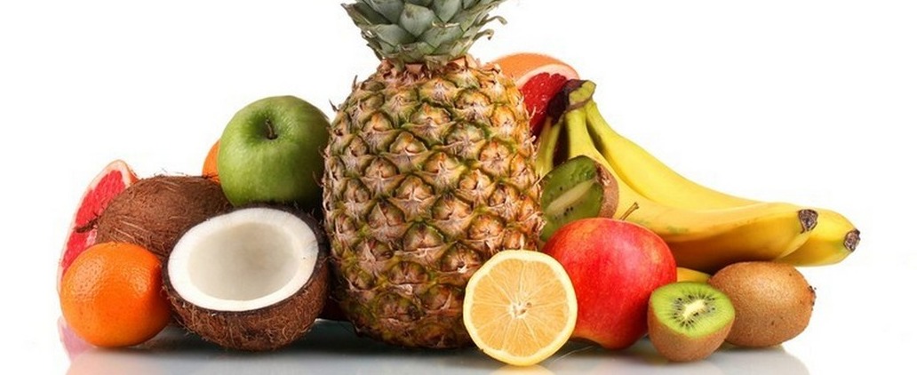 Imported fruits. The picture shows e.g. a blood orange, a mandarin, a coconut, an apple, an pineapple, a lemon, a banana and a kiwi.