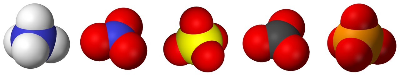 Vasemmalta: ammoniumioni NH4+, nitraatti-ioni NO3−, sulfaatti-ioni SO42−, karbonaatti-ioni CO32− ja fosfaatti-ioni PO43−.