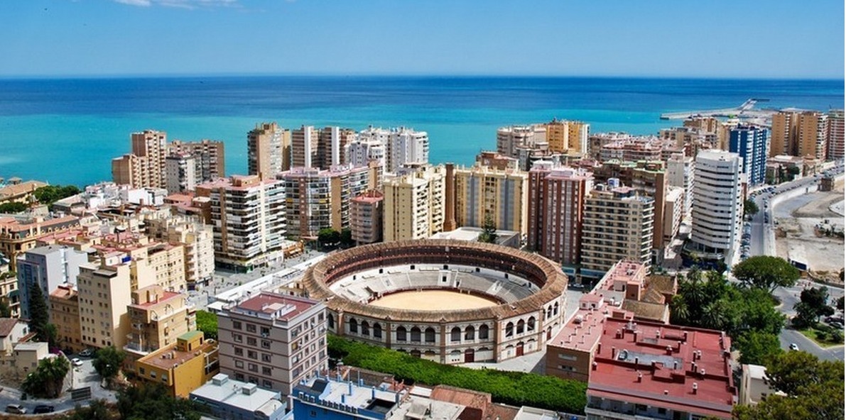 Malaga on Välimeren rannalla.