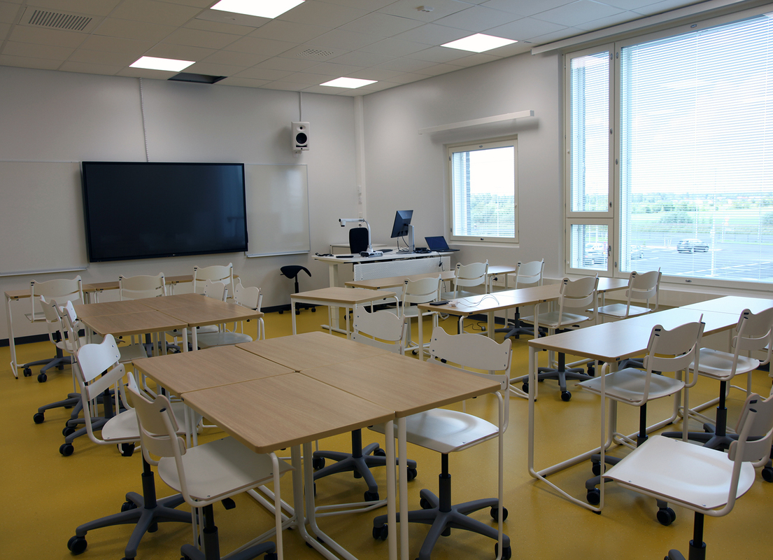 Pohjois-Porin monitoimitalo luokkahuone.jpg