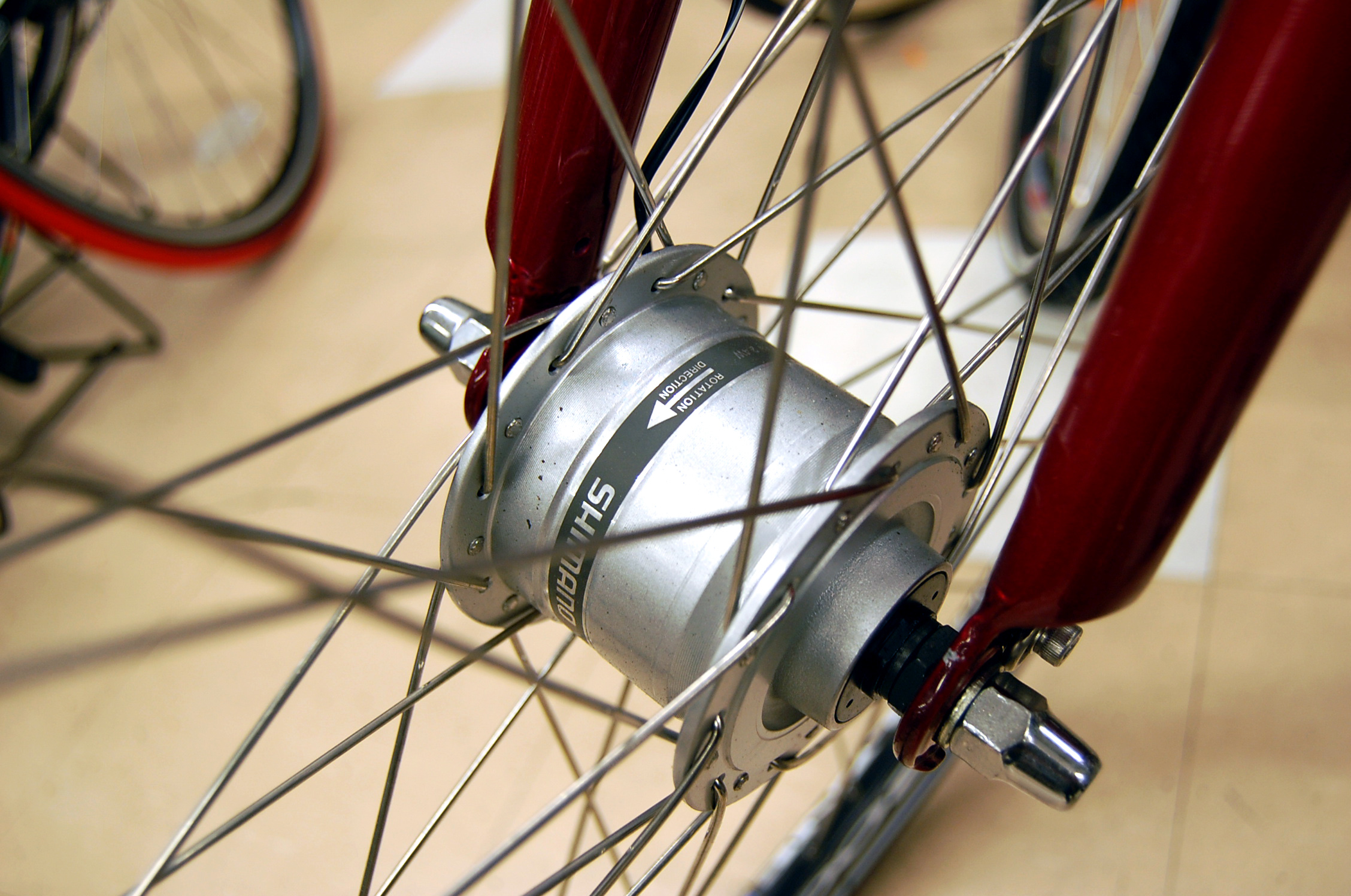 Lihasten avulla liikutettavaa generaattoria kutsutaan myös dynamoksi.  Uusissa polkupyörissä dynamo on pyörän keskiön sisällä. Dynamo toimii  jännitelähteenä polkupyörän valaisimelle.