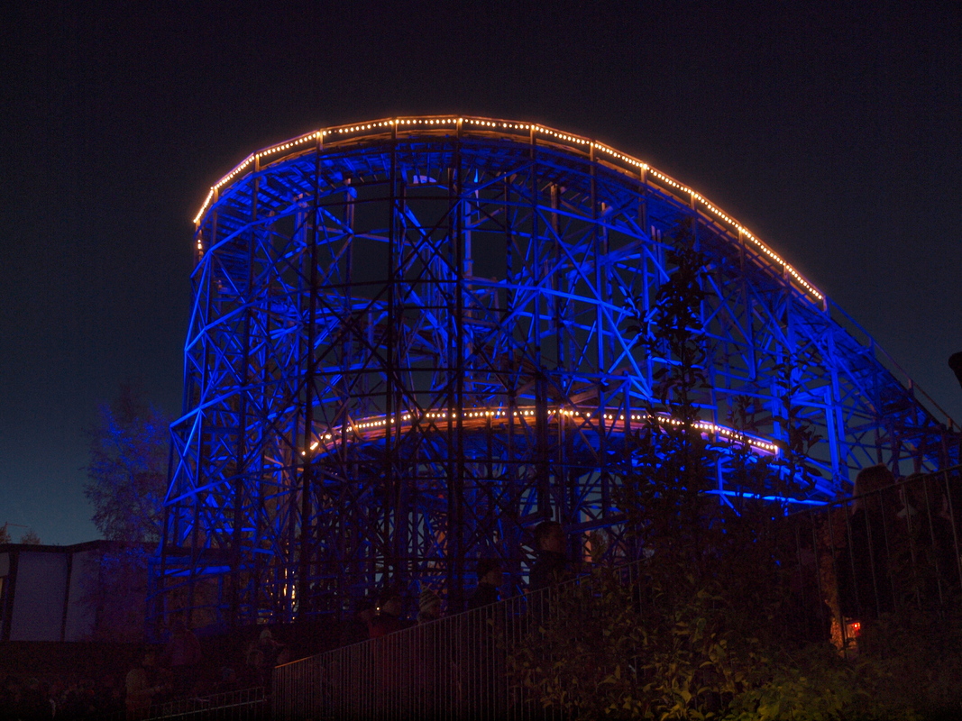 Illuminated_roller_coaster_at_Linnanmäki_Lights_Carneval_2015.jpg