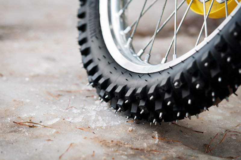 Polkupyörän nastarengas voi estää kaatumisen, mutta pyöräilykypärää se ei  korvaa.