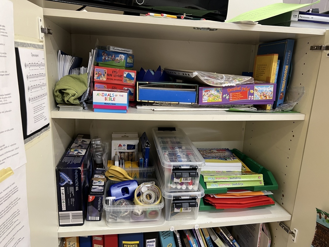 Vanhan pyhäkoulukaapin ylimmät hyllyt